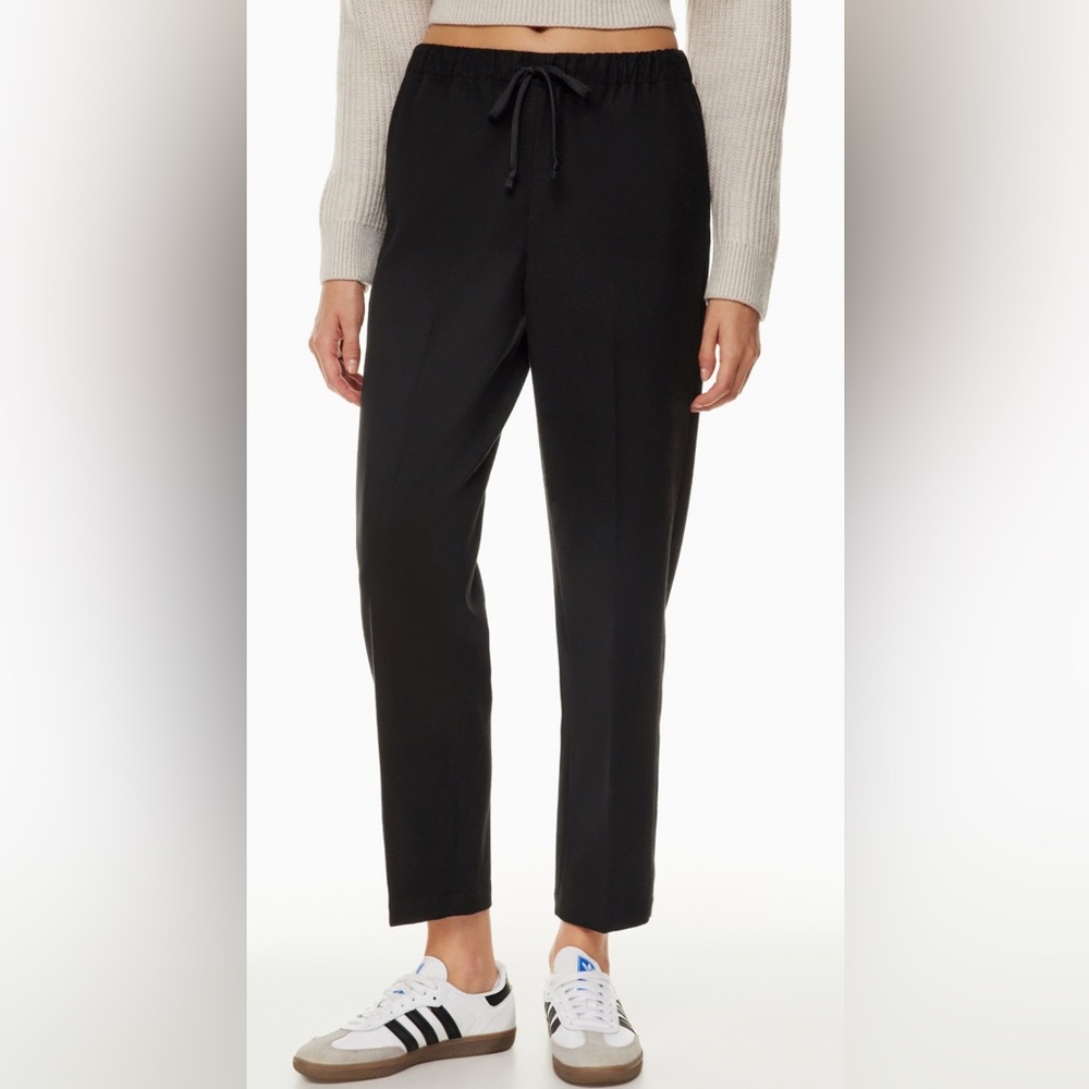 Aritzia Babaton Jimmy Pant
Size Small
Black Crepe 
Excellent Condition